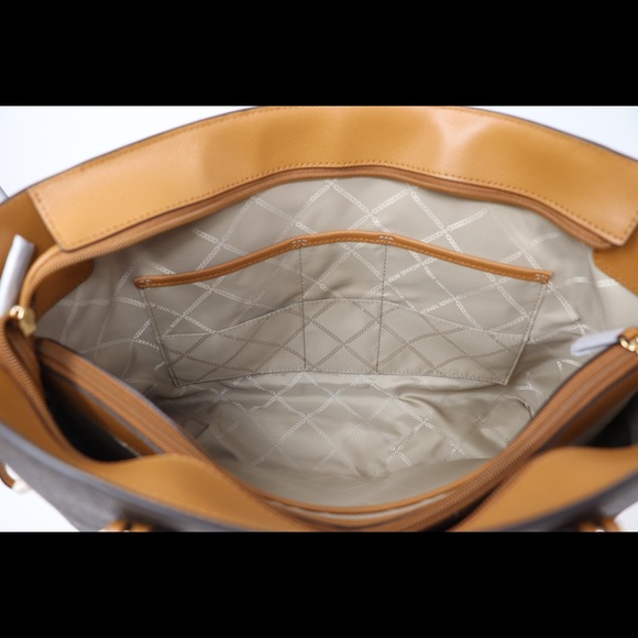 Michael Kors Voyager Medium Multifunction Tote - Brand New Authentic - Picture 14 of 15